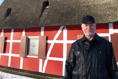 Klaus Schuur vor dem historischen Gebäude des Museumsvereines