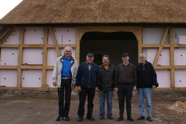 Ortsbürgermeister Gerd Ulrich (links) und der "Vierdörfer"-Vorstand Hermann Renken, Werner Hartig, Klaus Schuur und Johannes Salau 