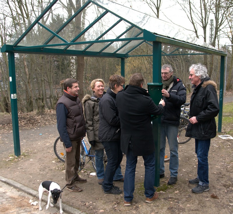 Anbringen der Hundekotbeutel-Station