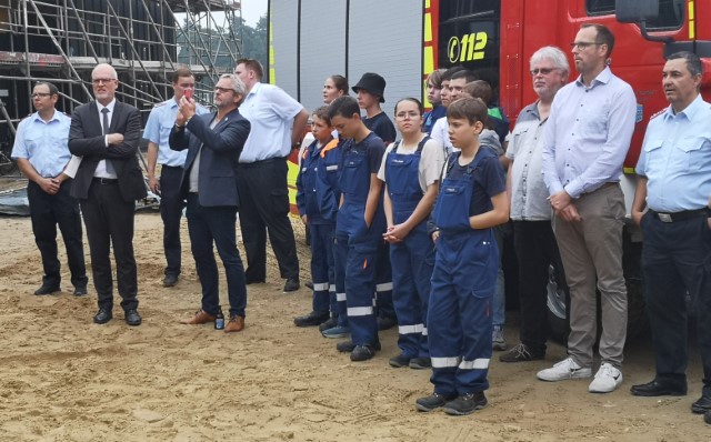 Baudezernet Niemöller, Frank Piwecki und Mitglieder der FF